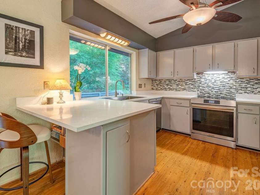 5 Brook Terrace, Asheville, NC 28805.  MLS# CAR4425233, YatesRealty ID 53895. 