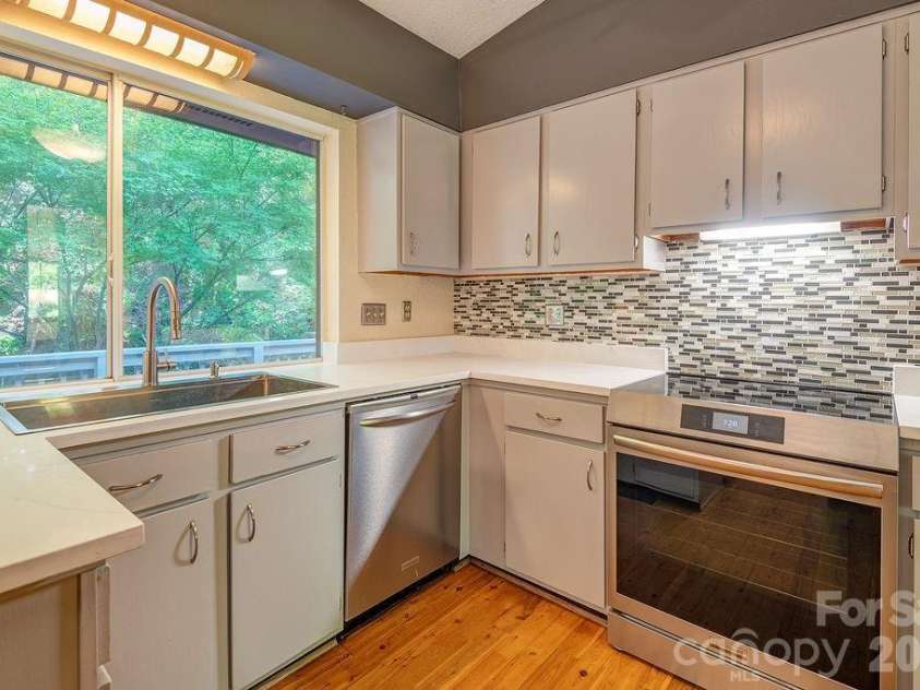 5 Brook Terrace, Asheville, NC 28805.  MLS# CAR4425233, YatesRealty ID 53895. 