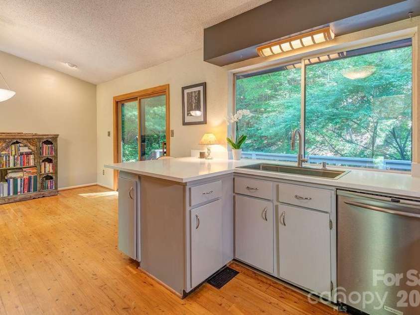 5 Brook Terrace, Asheville, NC 28805.  MLS# CAR4425233, YatesRealty ID 53895. 
