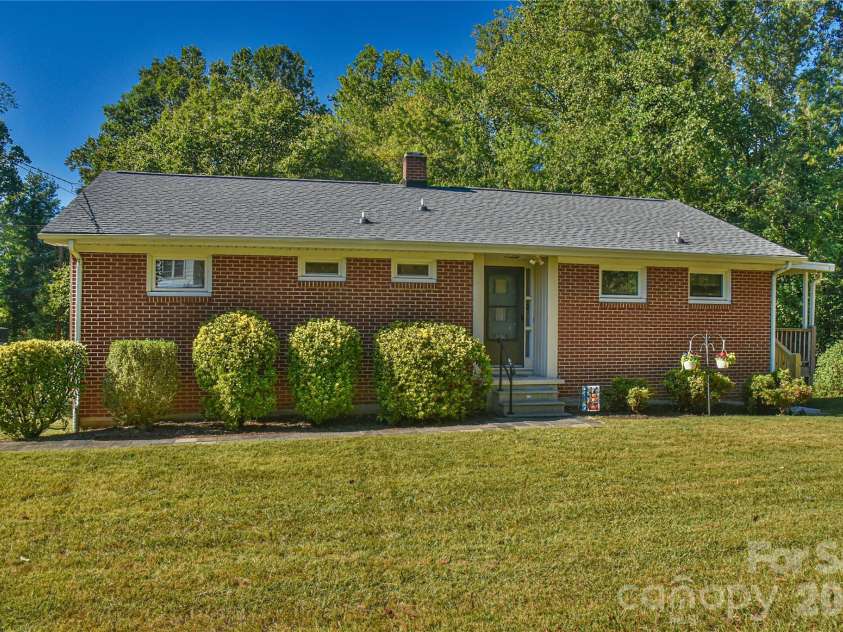 505 Monte Vista Road, Candler, NC 28715.  MLS# CAR4429414, YatesRealty ID 53896. 505 Monte Vista Rd