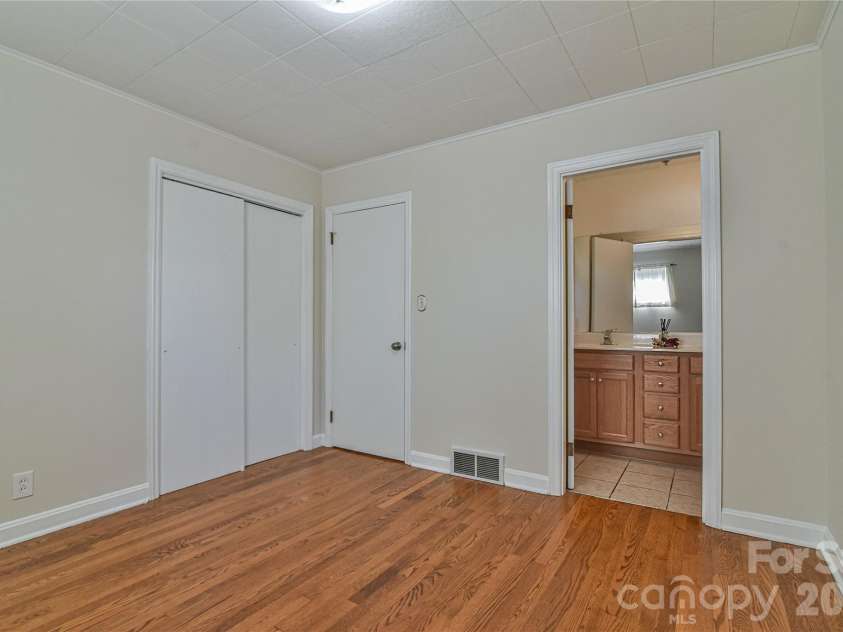 505 Monte Vista Road, Candler, NC 28715.  MLS# CAR4429414, YatesRealty ID 53896. 