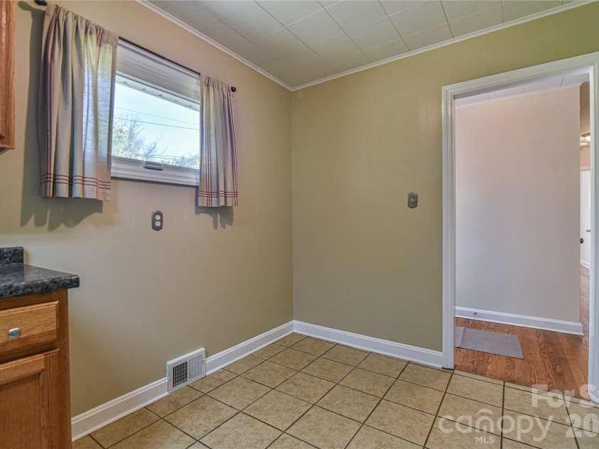 505 Monte Vista Road, Candler, NC 28715.  MLS# CAR4429414, YatesRealty ID 53896. Eat-In Area in Kitchen