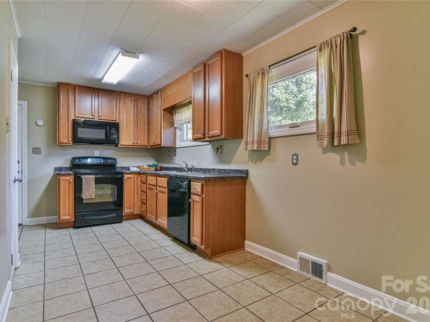 505 Monte Vista Road, Candler, NC 28715.  MLS# CAR4429414, YatesRealty ID 53896. Kitchen View 2