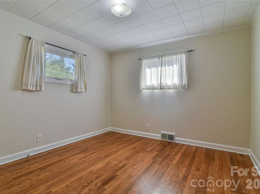 505 Monte Vista Road, Candler, NC 28715.  MLS# CAR4429414, YatesRealty ID 53896. Primary Bedroom