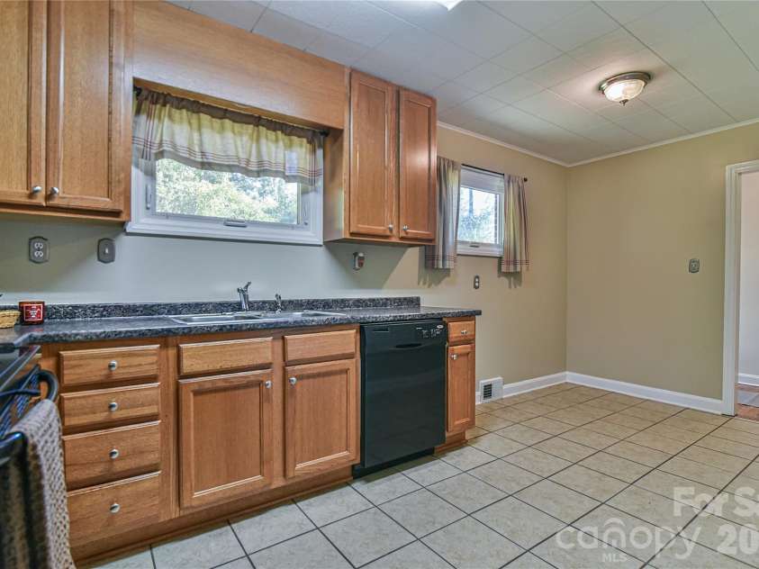 505 Monte Vista Road, Candler, NC 28715.  MLS# CAR4429414, YatesRealty ID 53896. Spacious Eat-In Kitchen.