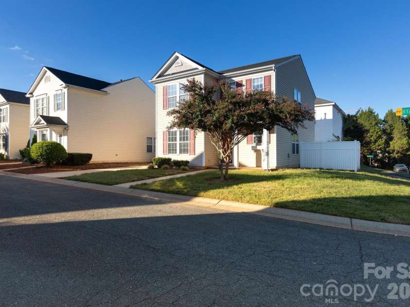 1521 Hyacinth Court, Charlotte, NC 28215.  MLS# CAR4424182, YatesRealty ID 53908. 