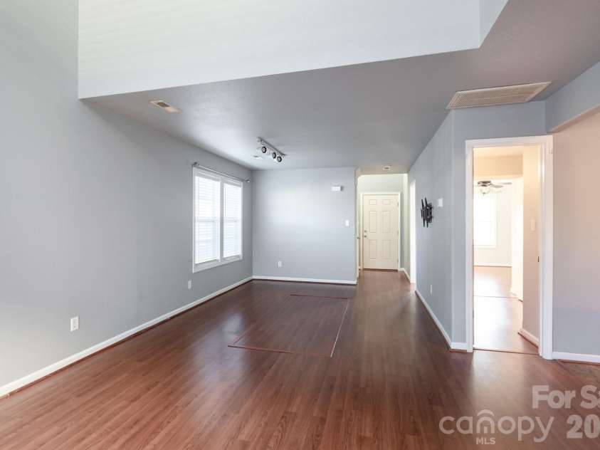 1521 Hyacinth Court, Charlotte, NC 28215.  MLS# CAR4424182, YatesRealty ID 53908. 
