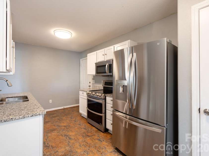 1521 Hyacinth Court, Charlotte, NC 28215.  MLS# CAR4424182, YatesRealty ID 53908. 