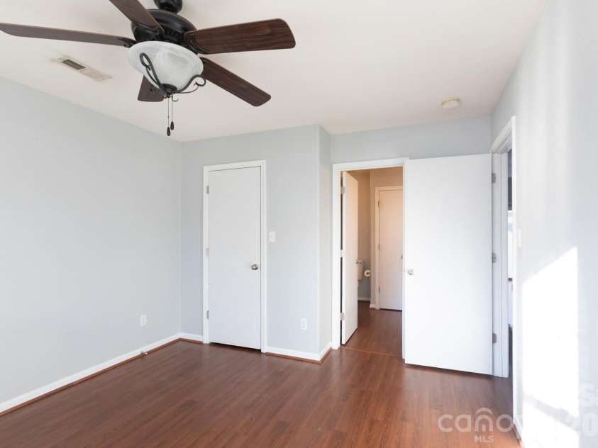 1521 Hyacinth Court, Charlotte, NC 28215.  MLS# CAR4424182, YatesRealty ID 53908. 