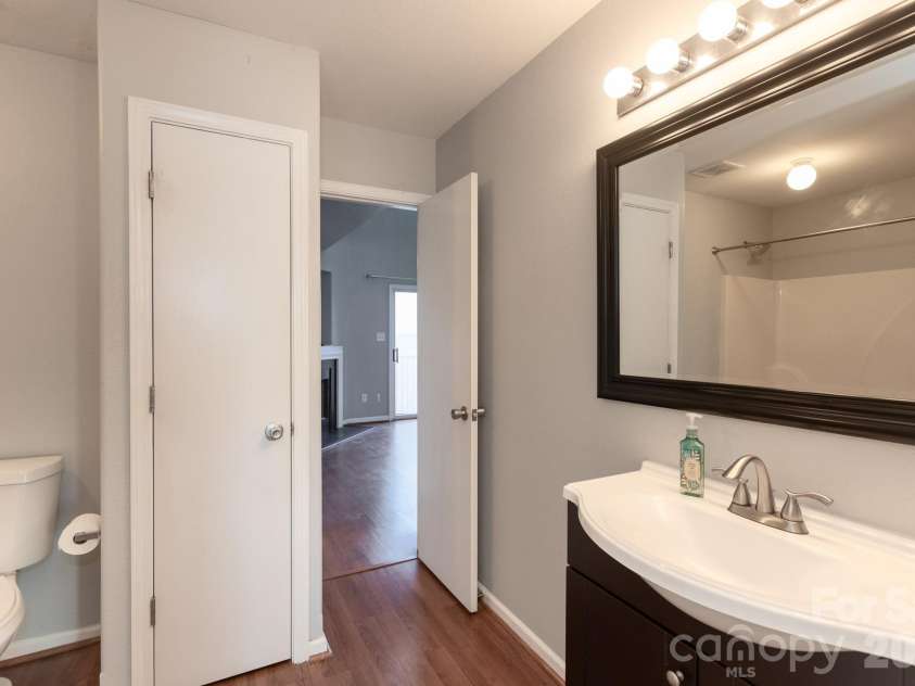 1521 Hyacinth Court, Charlotte, NC 28215.  MLS# CAR4424182, YatesRealty ID 53908. 
