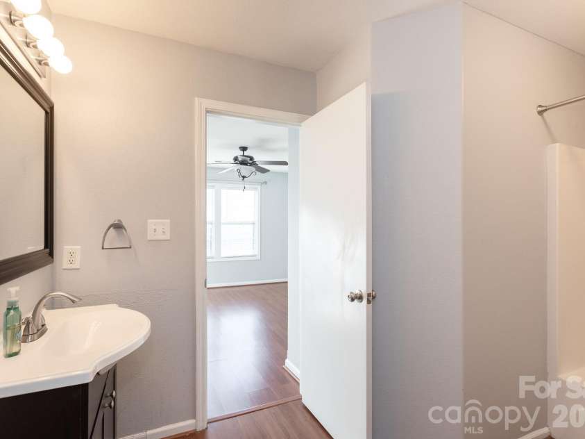 1521 Hyacinth Court, Charlotte, NC 28215.  MLS# CAR4424182, YatesRealty ID 53908. 