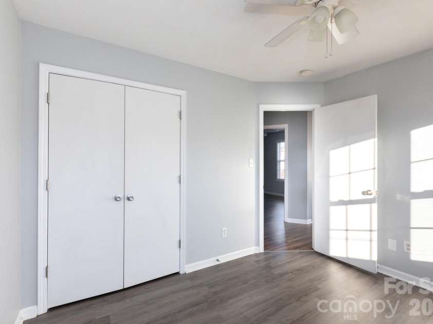 1521 Hyacinth Court, Charlotte, NC 28215.  MLS# CAR4424182, YatesRealty ID 53908. 