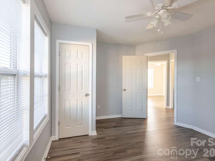 1521 Hyacinth Court, Charlotte, NC 28215.  MLS# CAR4424182, YatesRealty ID 53908. 