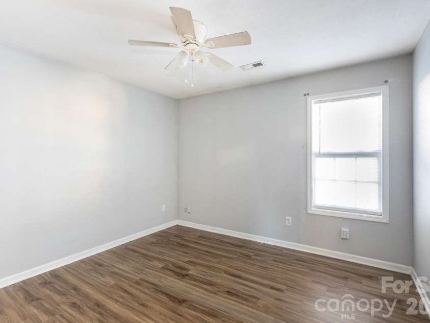 1521 Hyacinth Court, Charlotte, NC 28215.  MLS# CAR4424182, YatesRealty ID 53908. 