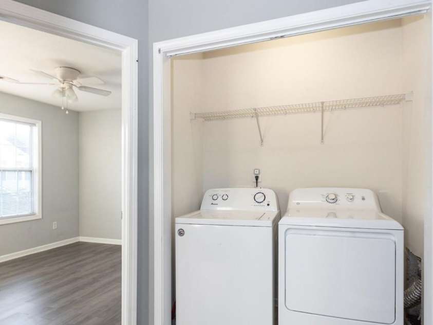 1521 Hyacinth Court, Charlotte, NC 28215.  MLS# CAR4424182, YatesRealty ID 53908. 