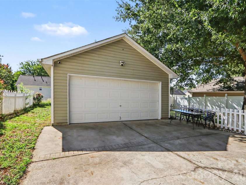 11122 Aprilia Lane, Cornelius, NC 28031.  MLS# CAR4429461, YatesRealty ID 53909. 