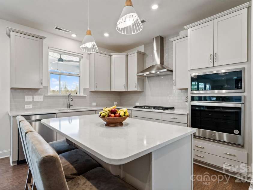 416 Clemson Tree Lane, Lake Wylie, SC 29710.  MLS# CAR4223424, YatesRealty ID 5391. Gas range and vented hood