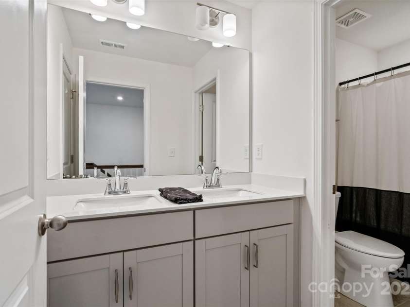 416 Clemson Tree Lane, Lake Wylie, SC 29710.  MLS# CAR4223424, YatesRealty ID 5391. Upstairs hallway bathroom