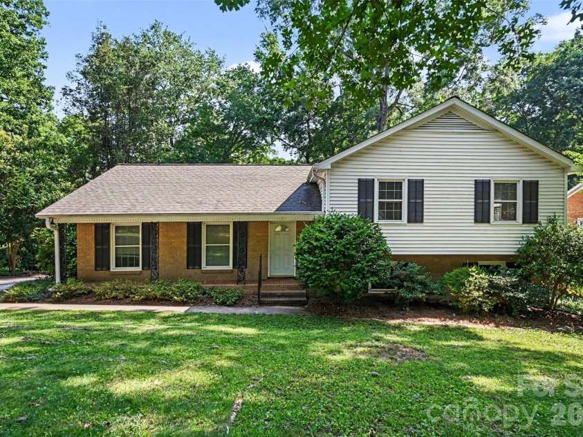 6207 Honegger Drive, Charlotte, NC 28211.  MLS# CAR4400788, YatesRealty ID 53910. 