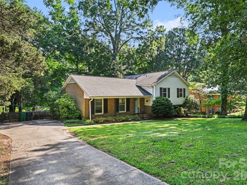 6207 Honegger Drive, Charlotte, NC 28211.  MLS# CAR4400788, YatesRealty ID 53910. 