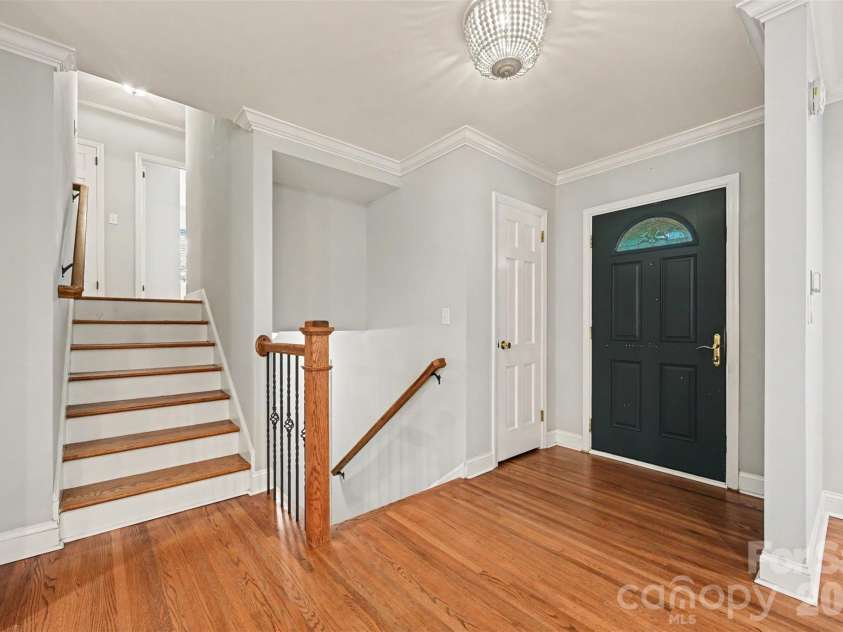 6207 Honegger Drive, Charlotte, NC 28211.  MLS# CAR4400788, YatesRealty ID 53910. 