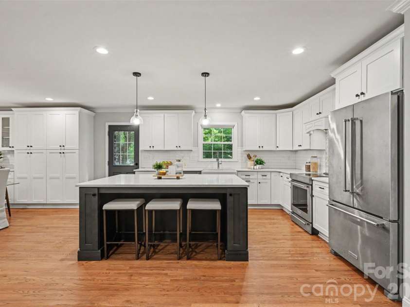 6207 Honegger Drive, Charlotte, NC 28211.  MLS# CAR4400788, YatesRealty ID 53910. 