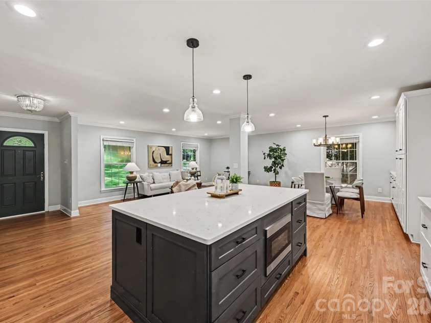 6207 Honegger Drive, Charlotte, NC 28211.  MLS# CAR4400788, YatesRealty ID 53910. 
