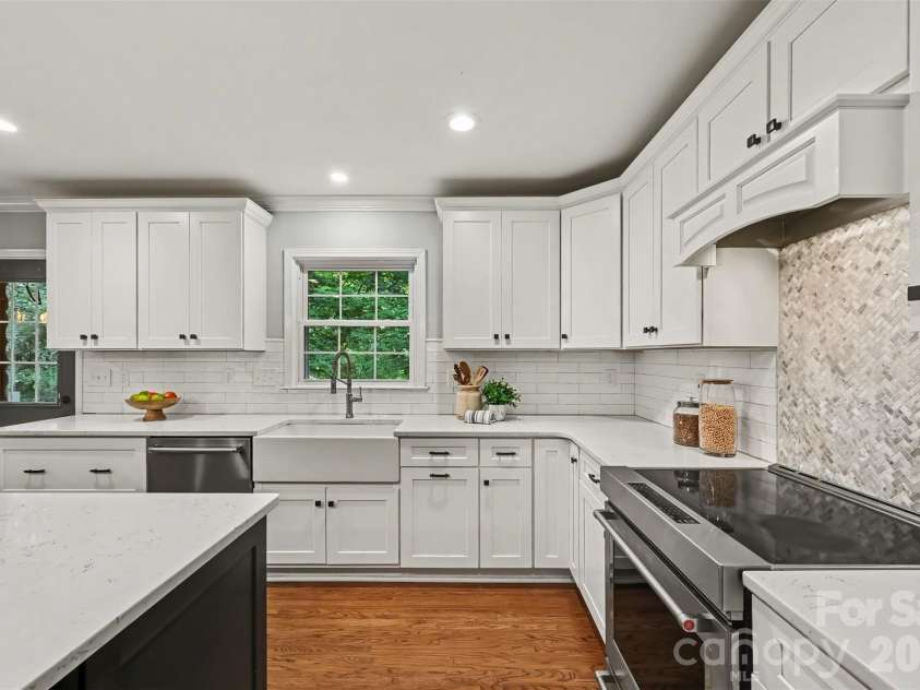 6207 Honegger Drive, Charlotte, NC 28211.  MLS# CAR4400788, YatesRealty ID 53910. 