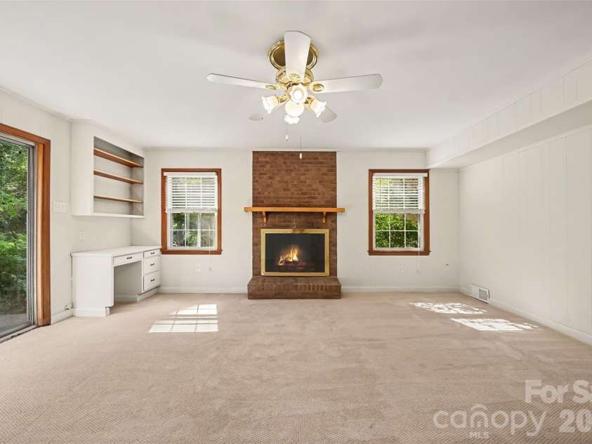 6207 Honegger Drive, Charlotte, NC 28211.  MLS# CAR4400788, YatesRealty ID 53910. 
