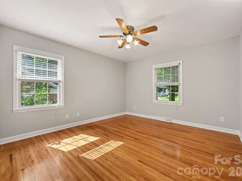 6207 Honegger Drive, Charlotte, NC 28211.  MLS# CAR4400788, YatesRealty ID 53910. 