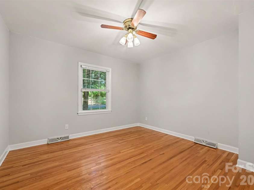 6207 Honegger Drive, Charlotte, NC 28211.  MLS# CAR4400788, YatesRealty ID 53910. 