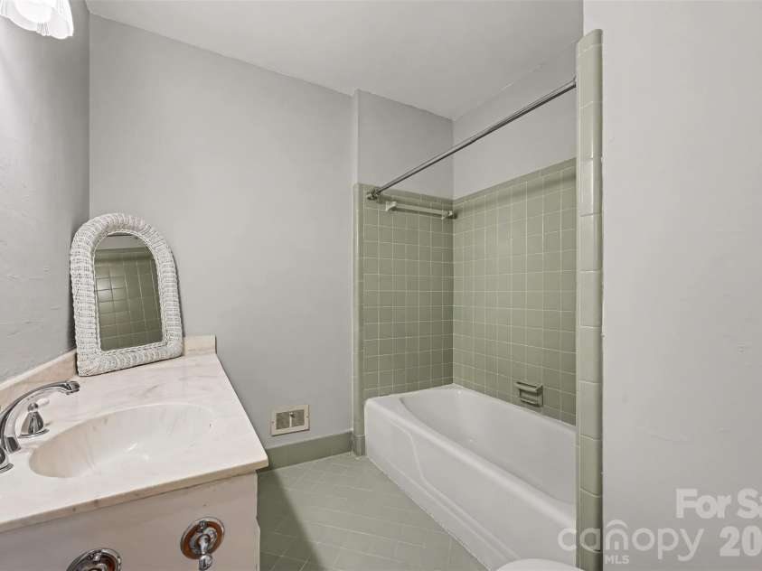 6207 Honegger Drive, Charlotte, NC 28211.  MLS# CAR4400788, YatesRealty ID 53910. 