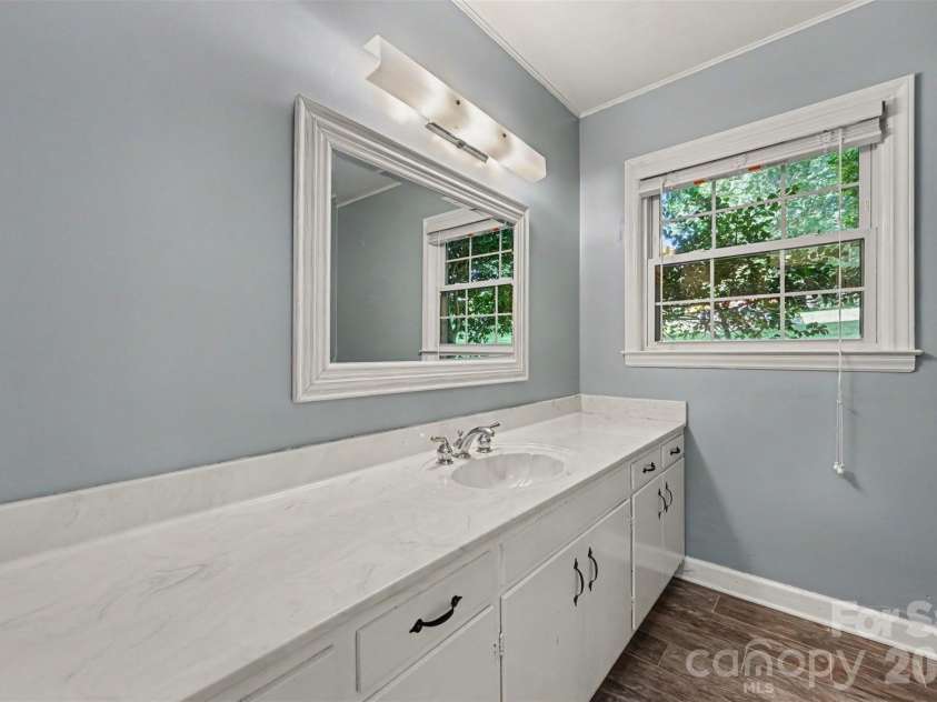 6207 Honegger Drive, Charlotte, NC 28211.  MLS# CAR4400788, YatesRealty ID 53910. 