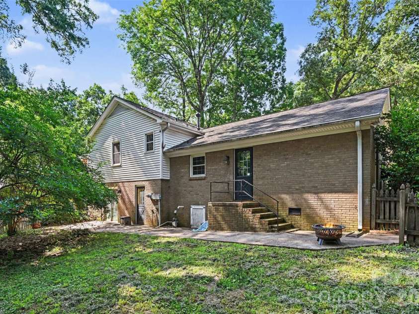 6207 Honegger Drive, Charlotte, NC 28211.  MLS# CAR4400788, YatesRealty ID 53910. 