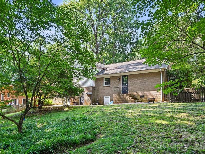 6207 Honegger Drive, Charlotte, NC 28211.  MLS# CAR4400788, YatesRealty ID 53910. 