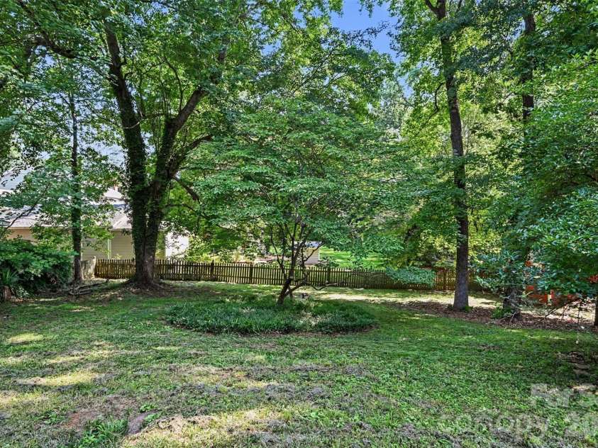 6207 Honegger Drive, Charlotte, NC 28211.  MLS# CAR4400788, YatesRealty ID 53910. 