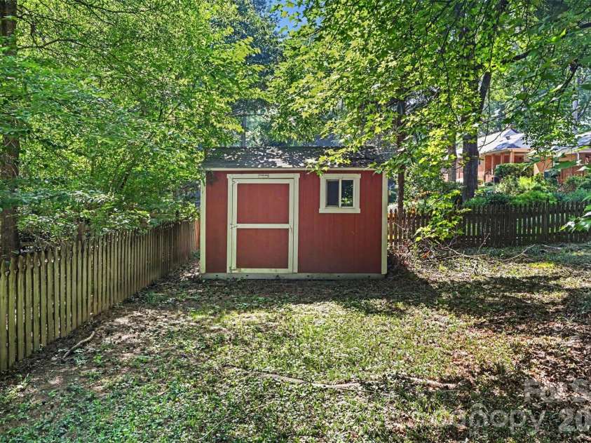 6207 Honegger Drive, Charlotte, NC 28211.  MLS# CAR4400788, YatesRealty ID 53910. 