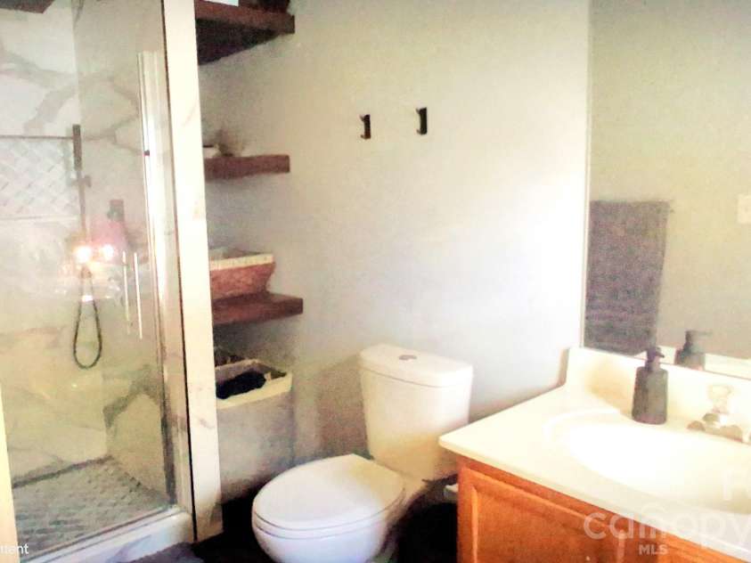 1148 Crowders Woods Drive, Gastonia, NC 28052.  MLS# CAR4403106, YatesRealty ID 53914. Primary Bath