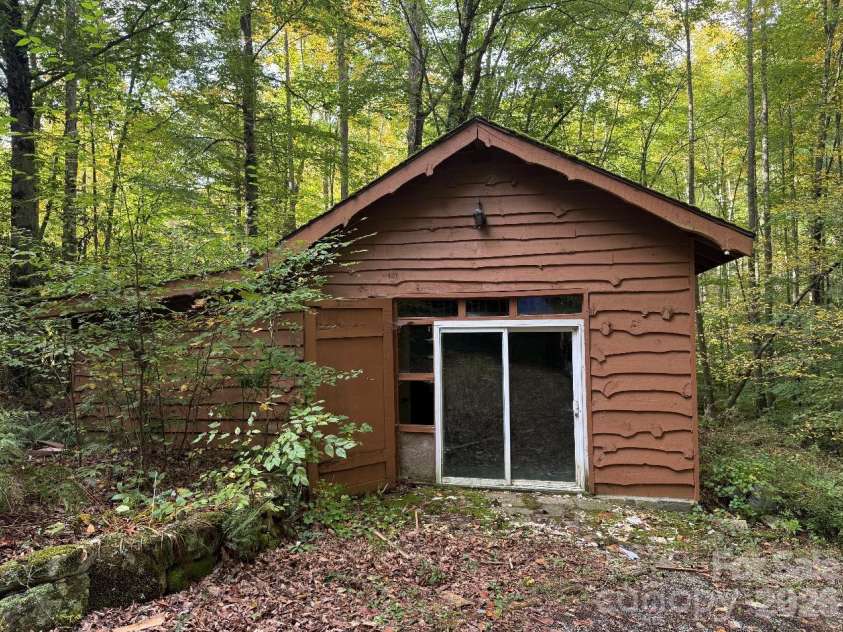 71 Laurel Ridge Drive, Spruce Pine, NC 28777.  MLS# CAR4430252, YatesRealty ID 53918. 