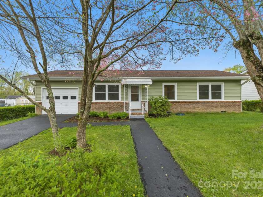 718 White Sparrow Drive, Hendersonville, NC 28792.  MLS# CAR4233485, YatesRealty ID 5392. Front of the home