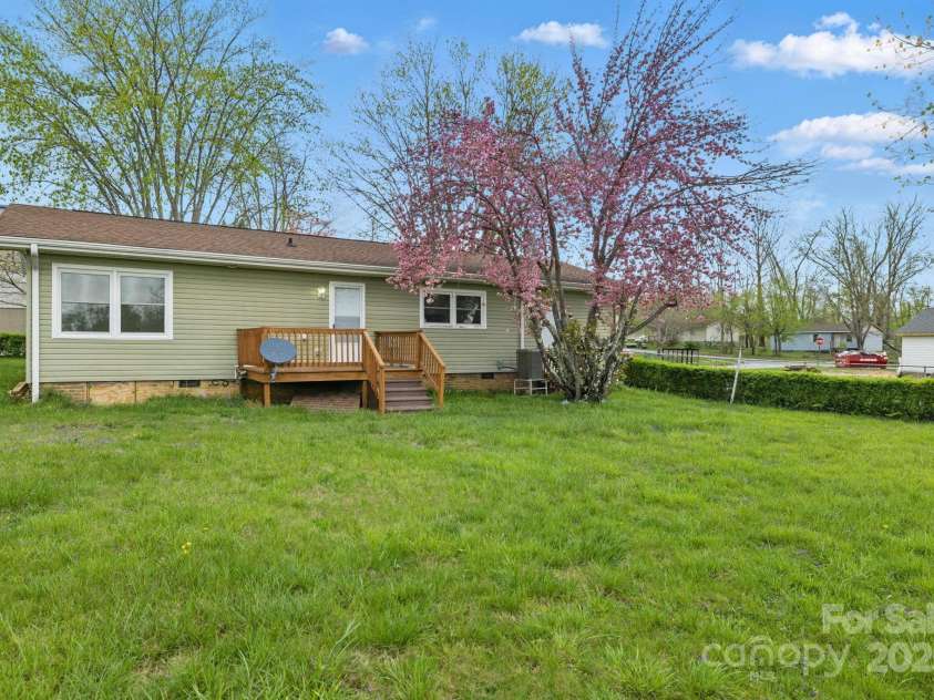 718 White Sparrow Drive, Hendersonville, NC 28792.  MLS# CAR4233485, YatesRealty ID 5392. Great back yard
