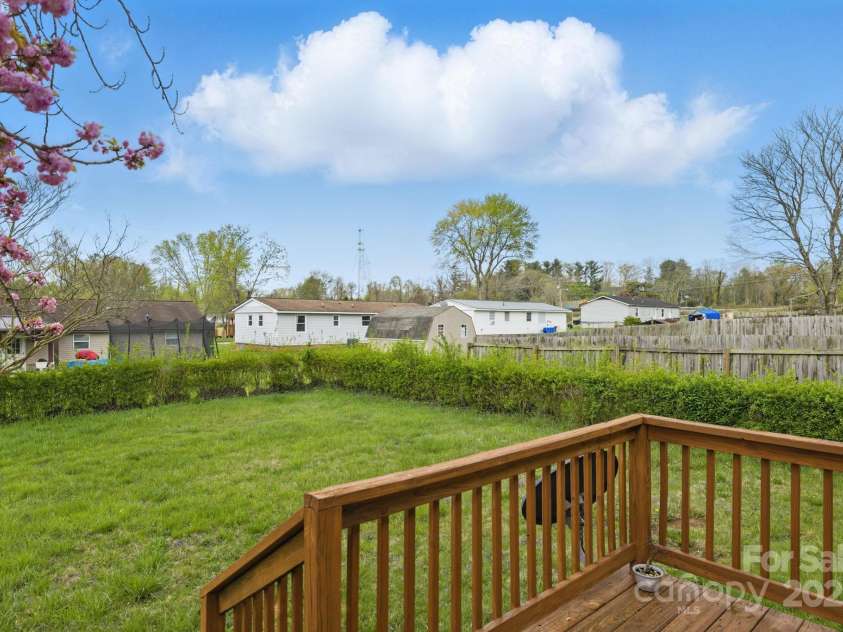 718 White Sparrow Drive, Hendersonville, NC 28792.  MLS# CAR4233485, YatesRealty ID 5392. Great fenced in back yard