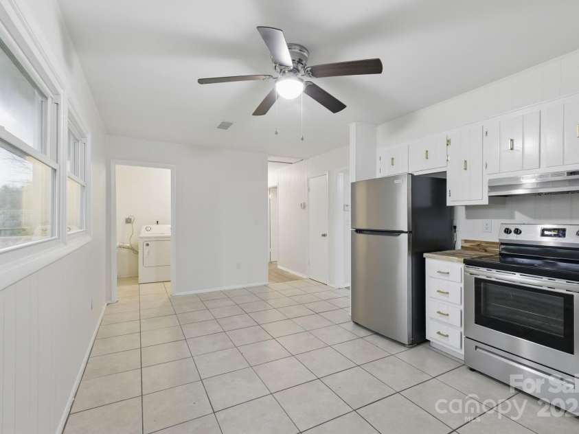 718 White Sparrow Drive, Hendersonville, NC 28792.  MLS# CAR4233485, YatesRealty ID 5392. Spacious eat in kitchen