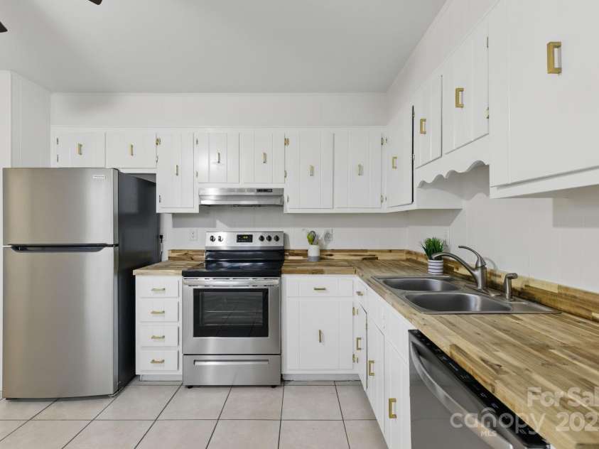 718 White Sparrow Drive, Hendersonville, NC 28792.  MLS# CAR4233485, YatesRealty ID 5392. Spacious kitchen