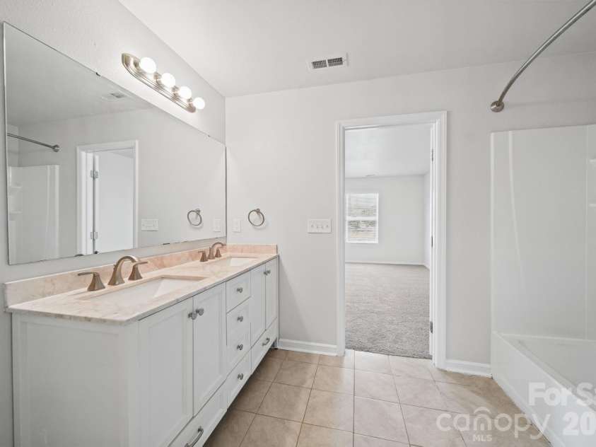 1820 Rustic Barn Drive, Huntersville, NC 28078.  MLS# CAR4428883, YatesRealty ID 53926. Primary Bathroom