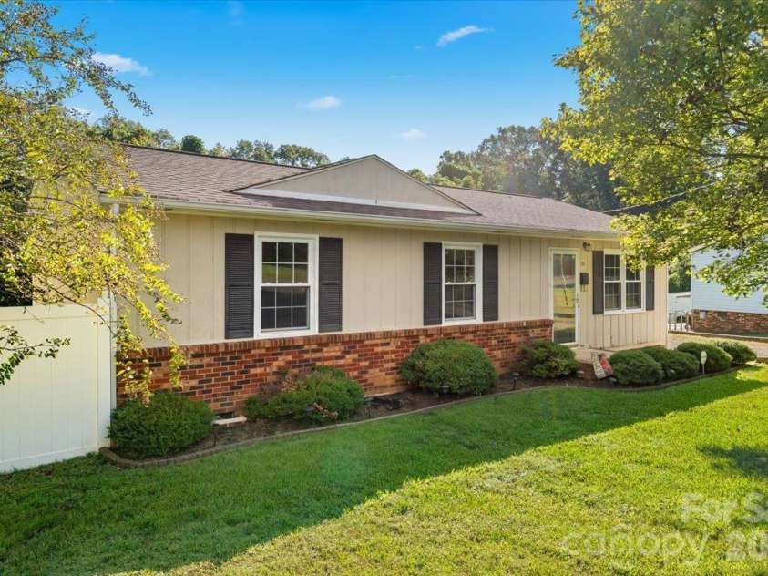 101 Cedar Lane, Mount Holly, NC 28120.  MLS# CAR4430215, YatesRealty ID 53933. 
