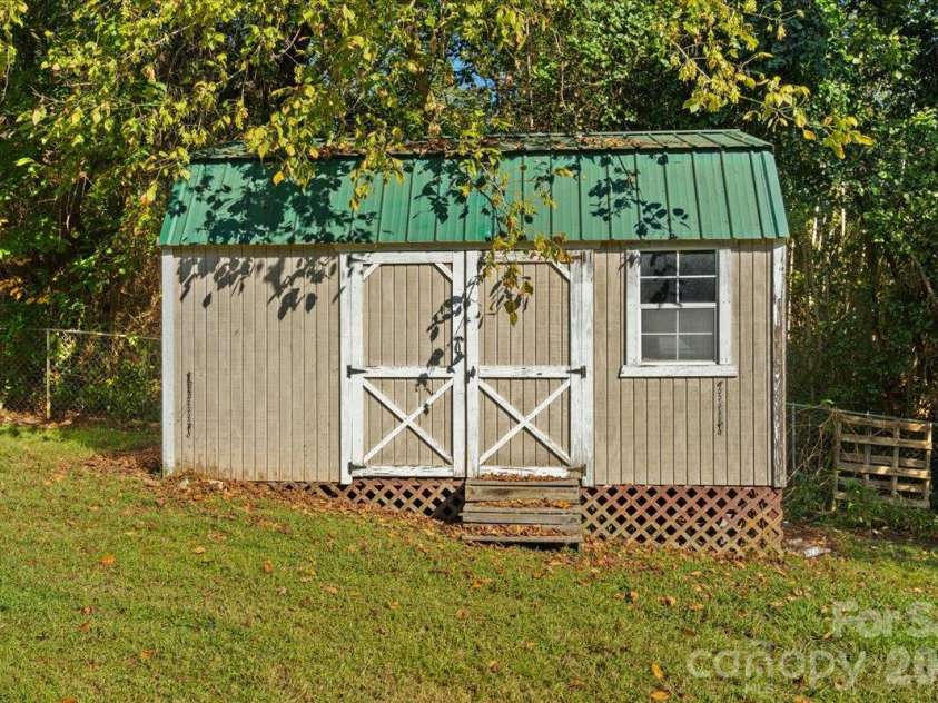 101 Cedar Lane, Mount Holly, NC 28120.  MLS# CAR4430215, YatesRealty ID 53933. 