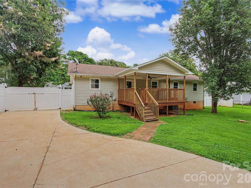 3567 Carington Lane, Statesville, NC 28625.  MLS# CAR4429130, YatesRealty ID 53938. 