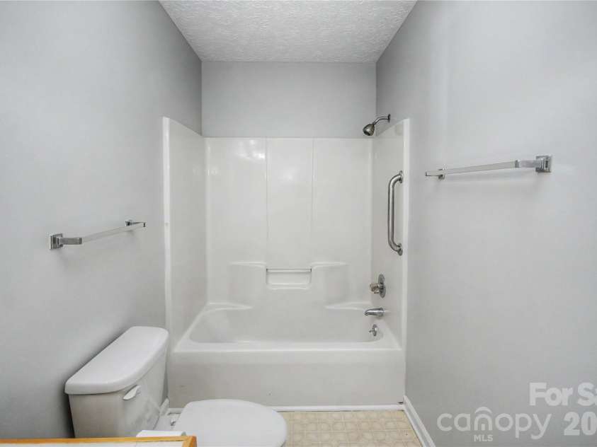 3567 Carington Lane, Statesville, NC 28625.  MLS# CAR4429130, YatesRealty ID 53938. Primary Bath