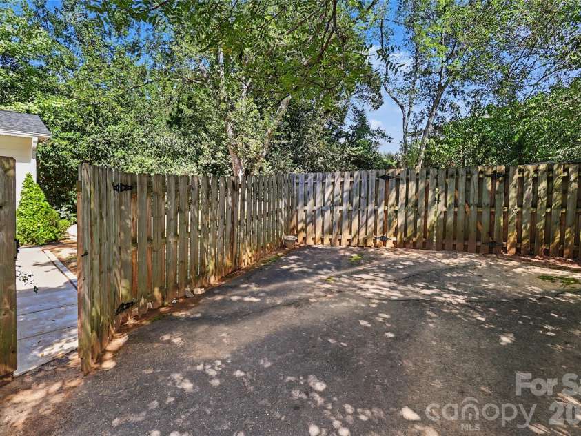 4617 Halstead Drive, Charlotte, NC 28209.  MLS# CAR4429542, YatesRealty ID 53939. 